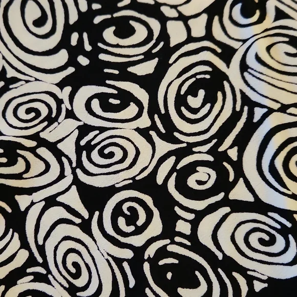 Intriguing threads , Black/ white design Skirt 8 Petite - Picture 2 of 7